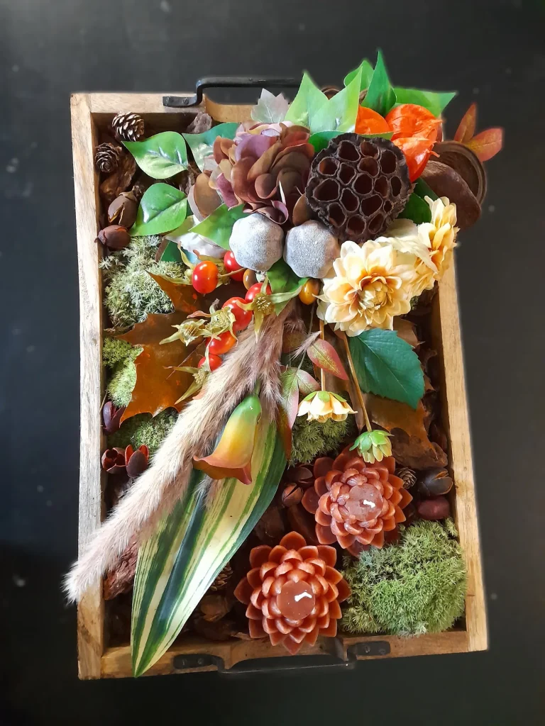 Zijden decoratiestuk in een houten kistje – Bloem en Atelier Floriante