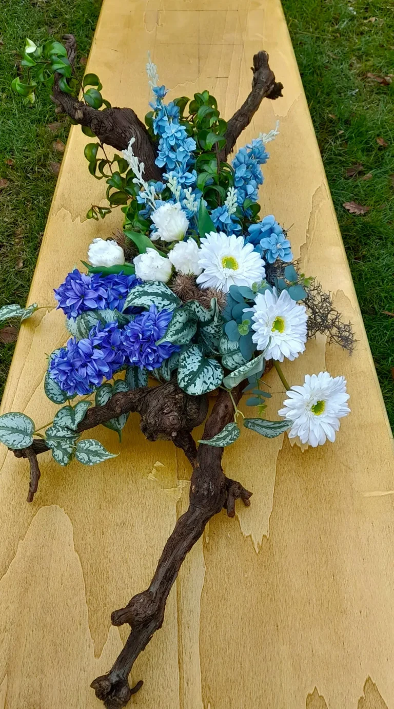 Zijden rouwstuk met blauwe bloemen op een tak – Bloem en Atelier Floriante