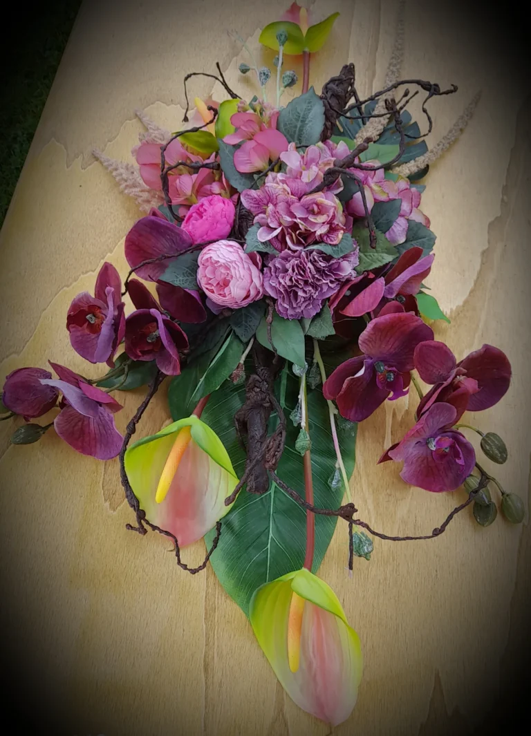 Zijden rouwstuk met paarse orchideeën en anthurium – Bloem en Atelier Floriante