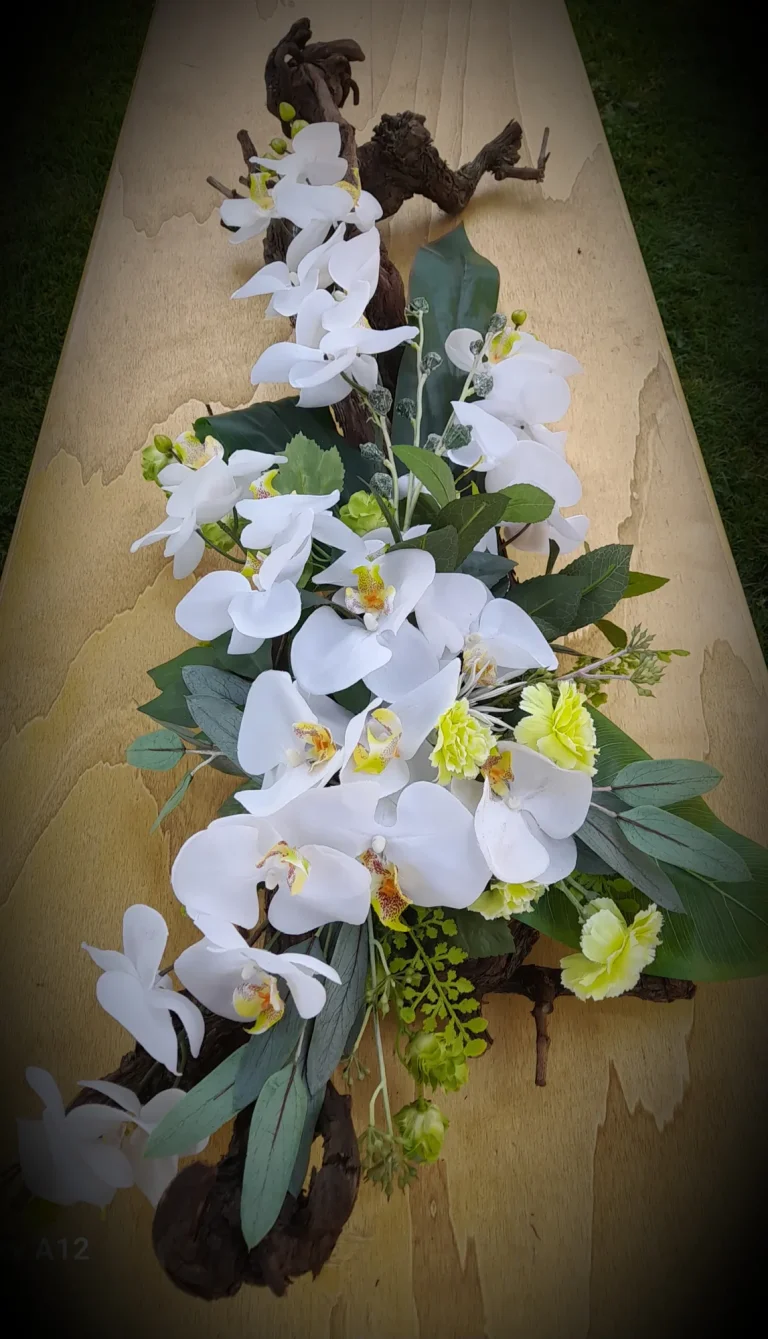 Zijden rouwstuk met witte orchideeën – Bloem en Atelier Floriante